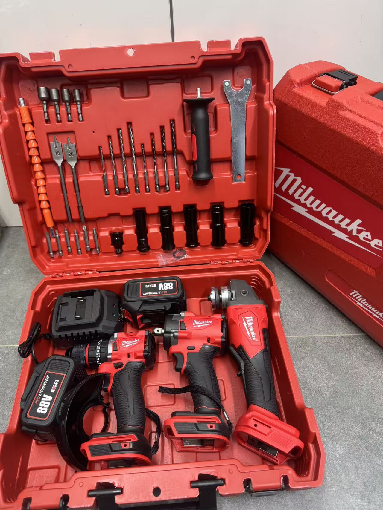 Aku Set 3u1 M12 88V – Bušilica, Udarni Odvijač i Brusilica + 2 Baterije (Kofer)
