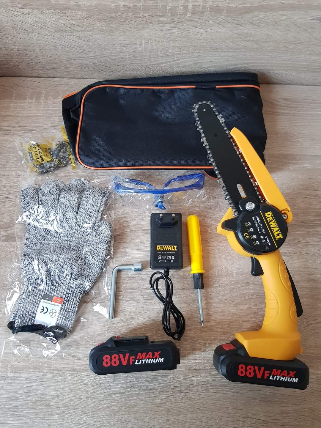 Zuta Aku testera 88v sa rezervnim lancem i pribor