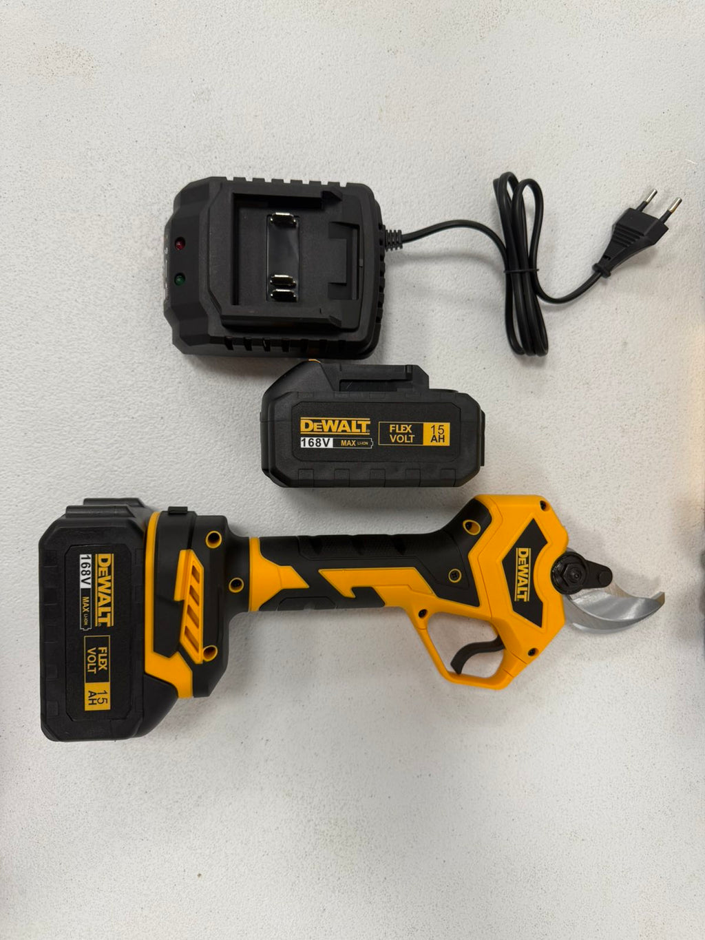 DeWalt aku makaze za rezanje voća 168V + dve baterije