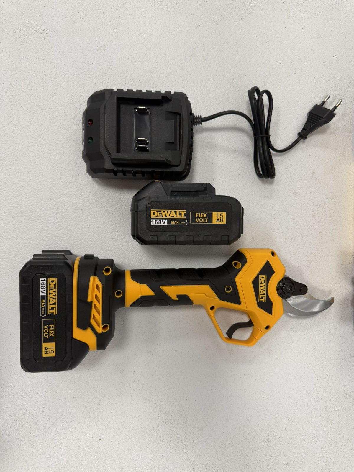 DeWalt aku makaze za rezanje voća 168V + dve baterije