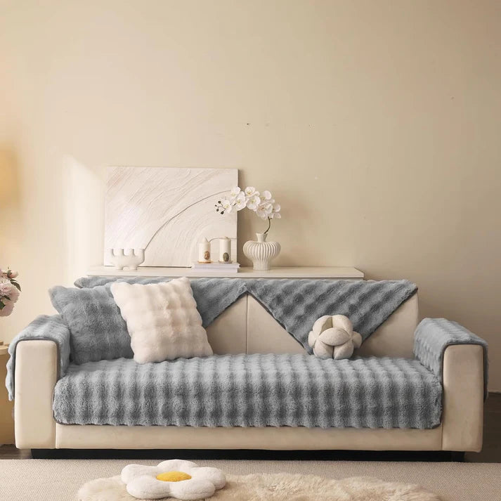 Krzneni fleker sivi 70×150 cm – mekan, topao i elegantan ukras za svaki dom