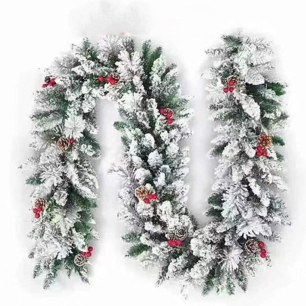 Premium snežna božićna grilanda sa šišarkama i crvenim bobicama 2.7m